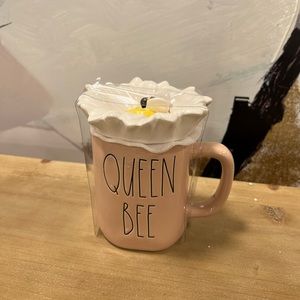 Rae dunn queen bee mug with daisy topper